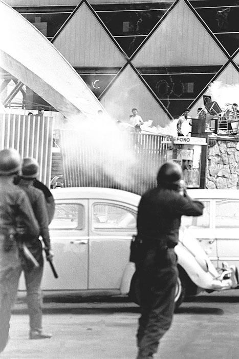 Soldado dispara a estudiantes en la Vocacional 7, 1968. El Universal/M68/CCUT/UNAM