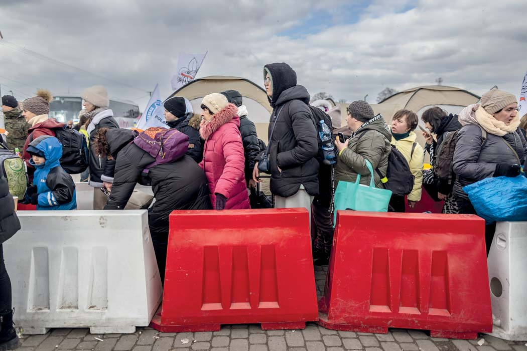 Refugiados y voluntarios en el cruce fronterizo de Medyka, 2022. Fotografía de ©Wojtek Radwanski/European Union (DG ECHO). Flickr
