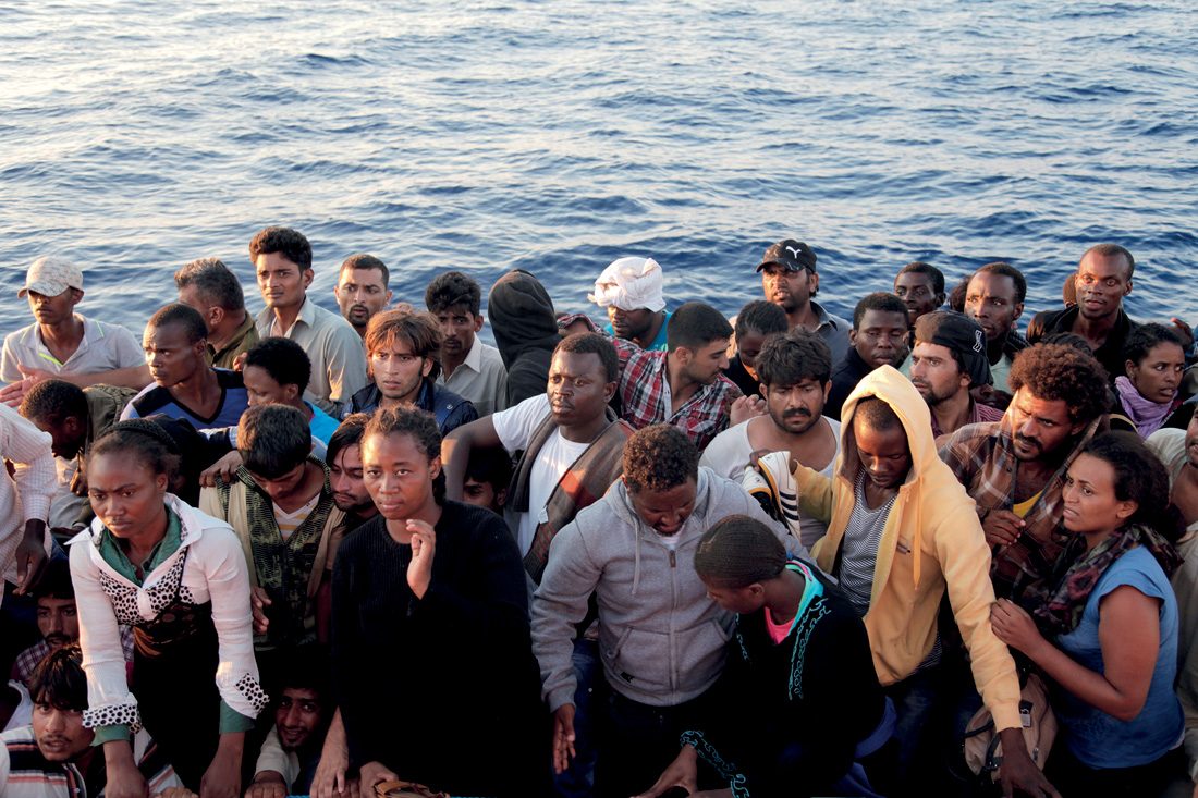 La Guardia Costera italiana rescata a migrantes en su camino a Italia (detalle), 2013. Fotografía de Francesco Malavolta. Flickr/©IOM-UN Migration