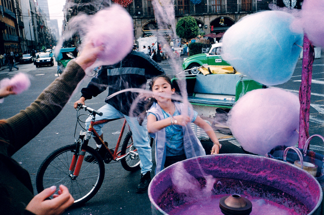 ©Alex Webb, *Algodón de azúcar en el Zócalo*, Ciudad de México, 2003. Magnum Photos