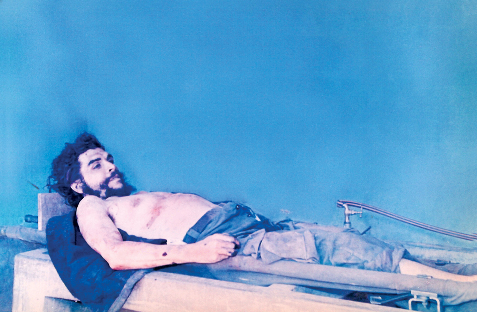 Cadáver del Ché Guevara en Vallegrande, Bolivia. Fotografía tomada por un agente de la CIA
