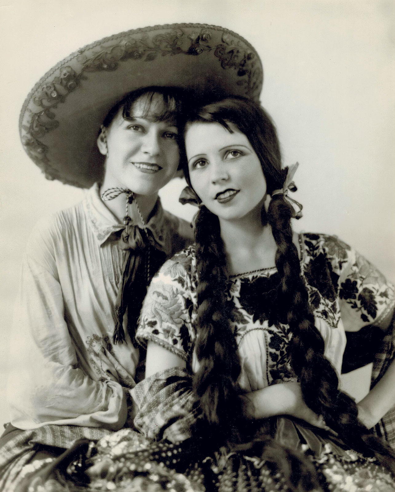 Gloria como china poblana y Nellie de charro, 1930. Cortesía Museo del Estanquillo