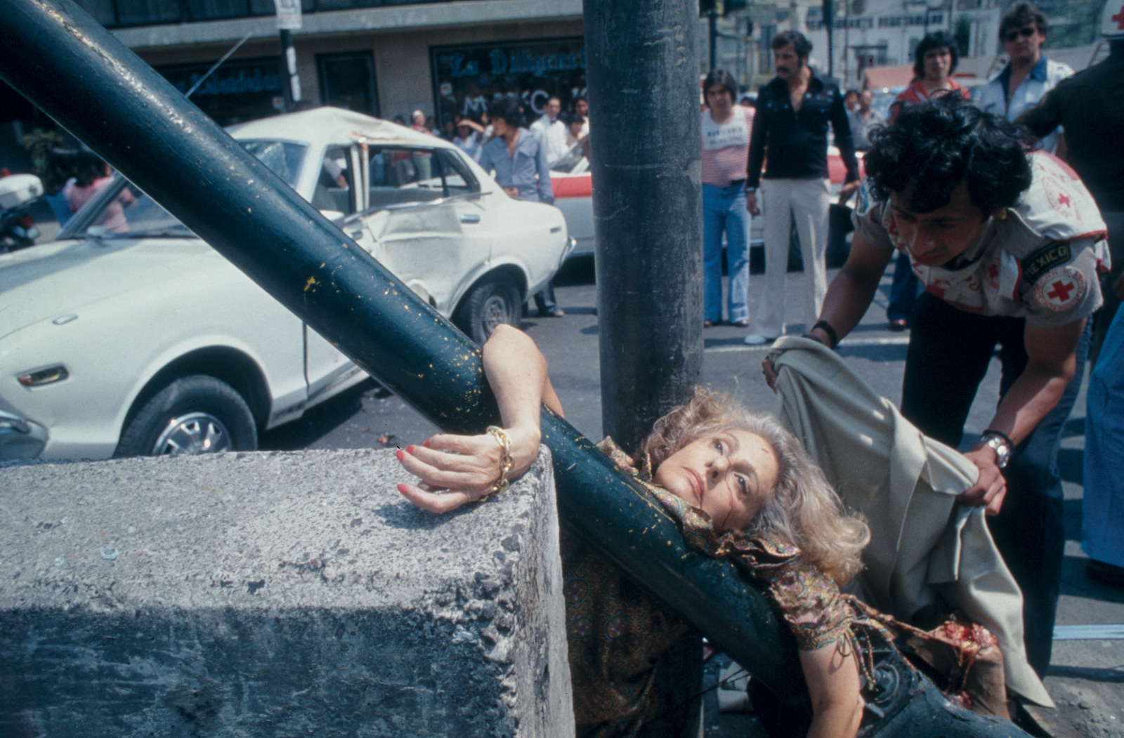Enrique Metinides, Adela Legarreta Rivas es arrollada por un automóvil Datsun color blanco. Avenida Chapultepec, Ciudad de México, 1979. Cortesía Archivo Enrique Metinides