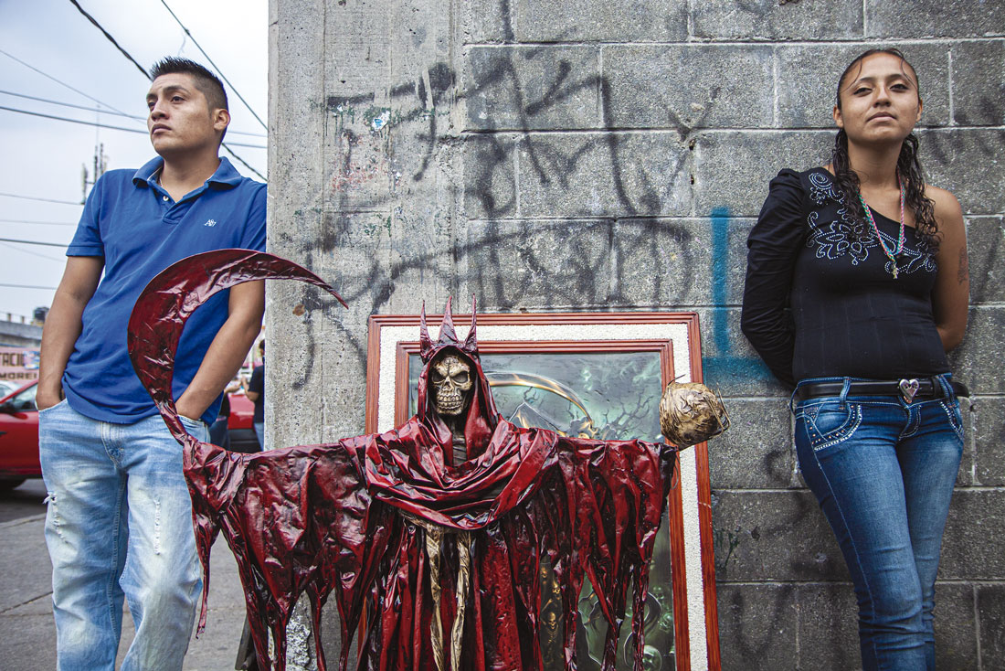 ©Mario E. Domínguez, seguidores de la Santa Muerte, Tepito, Ciudad de México, 2013. Cortesía del artista
