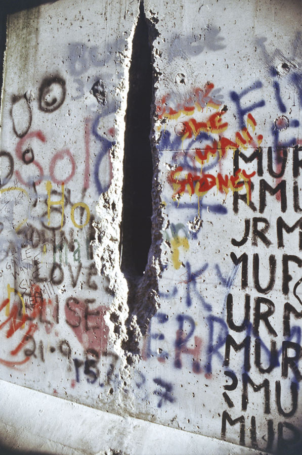 Grieta en el Muro de Berlín. Fotografía de Aad van der Drift, 1 de diciembre de 1989