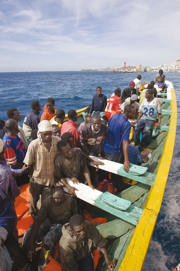 Cayuco interceptado con 78 migrantes en la costa de Tenerife, Islas Canarias, 2007. Fotografía de Arturo Rodríguez . Cortesía del fotógrafo