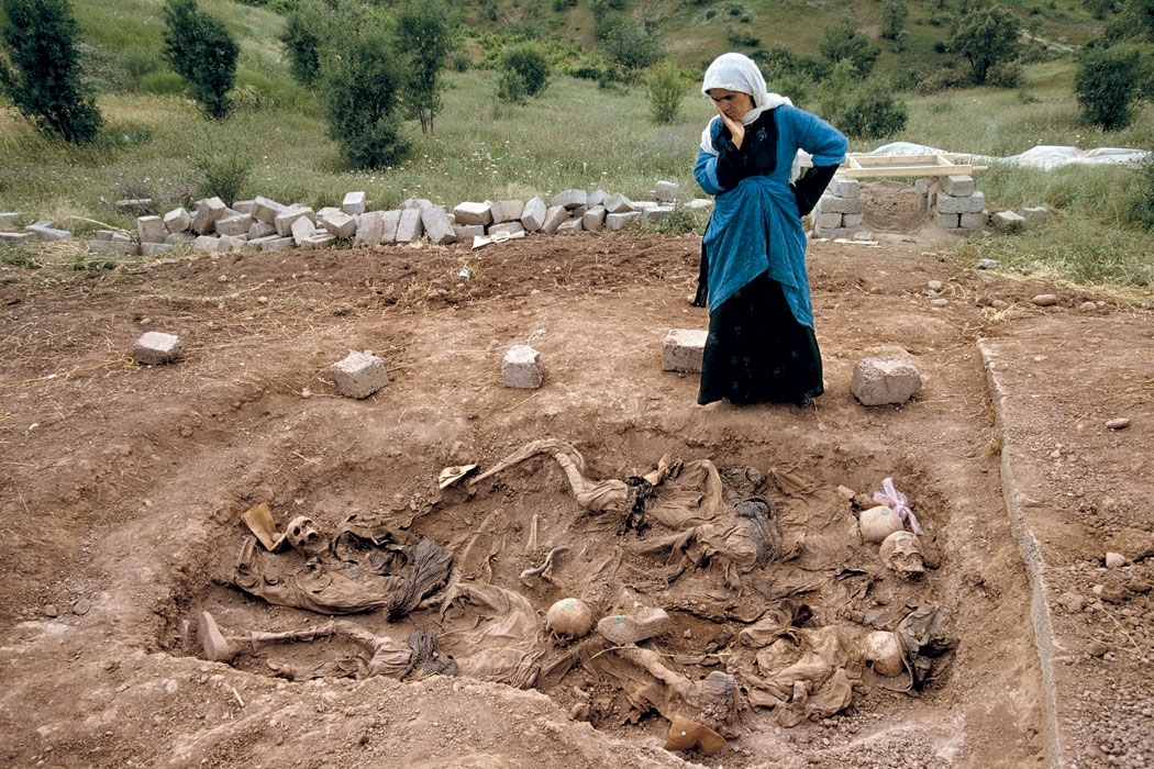 Susan Meiselas, viuda en una fosa común en Koreme, Kurdistán, 1992. ©Susan Meiselas/Magnum Photos