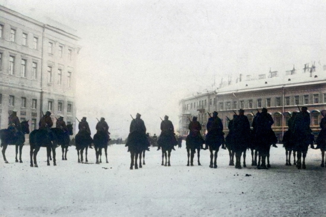 Soldados a caballo esperan a los manifestantes frente al Palacio de Invierno en San Petersburgo, 1905. Das Bundesarchiv