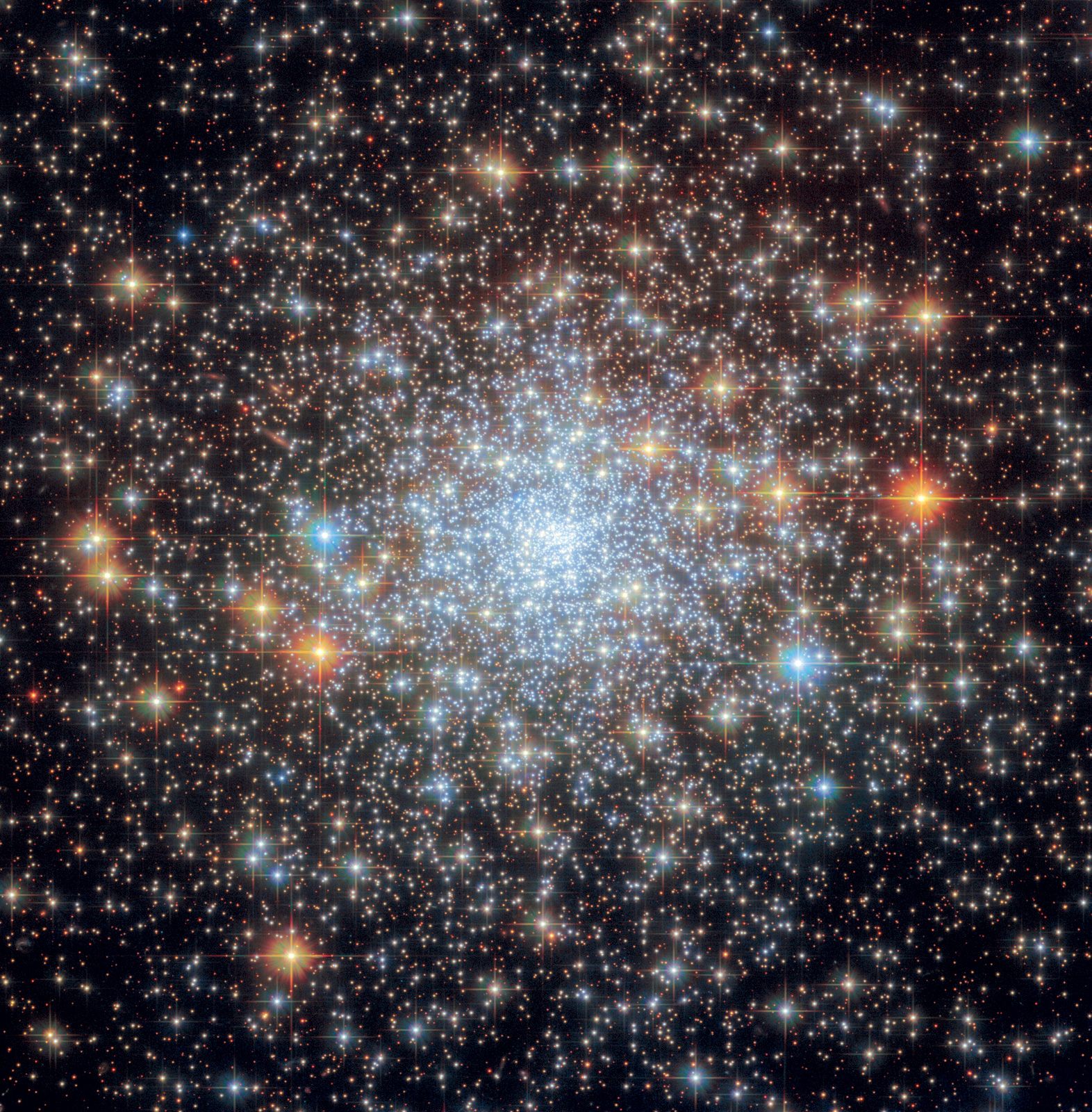 En el cúmulo globular NGC 6652 las estrellas se fusionan en un núcleo brillante en el centro y se extienden gradualmente hacia los bordes, dando paso a un fondo oscuro y vacío. Cúmulo globular NGC 6652, 2023. Fotografía del ESA/Hubble & NASA, A. Sarajedini, G. Piotto