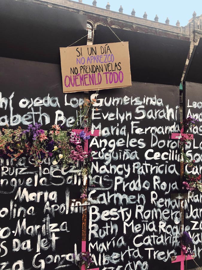 “Muro de la paz”, repropiación del movimiento feminista de la valla de contención que rodeaba Palacio Nacional durante la marcha, 8 de marzo de 2021. Fotografía de Guadalupe Nettel