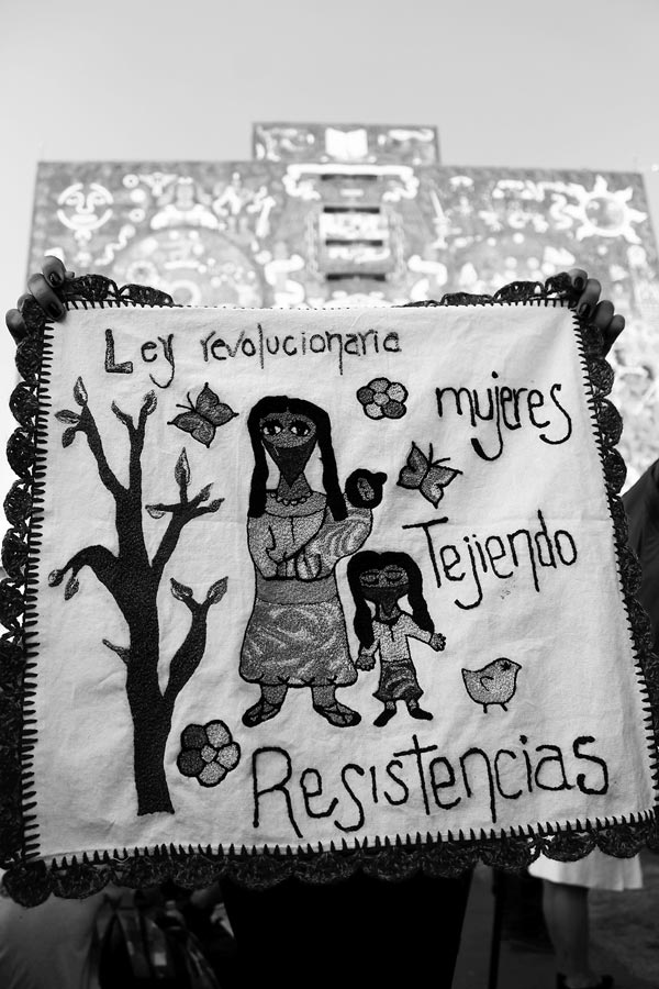Mujeres tejiendo resistencias, bordado elevado por una participante durante el evento de Marichuy en Ciudad Universitaria, UNAM, 2017. Fotografía de Adrián Martínez 