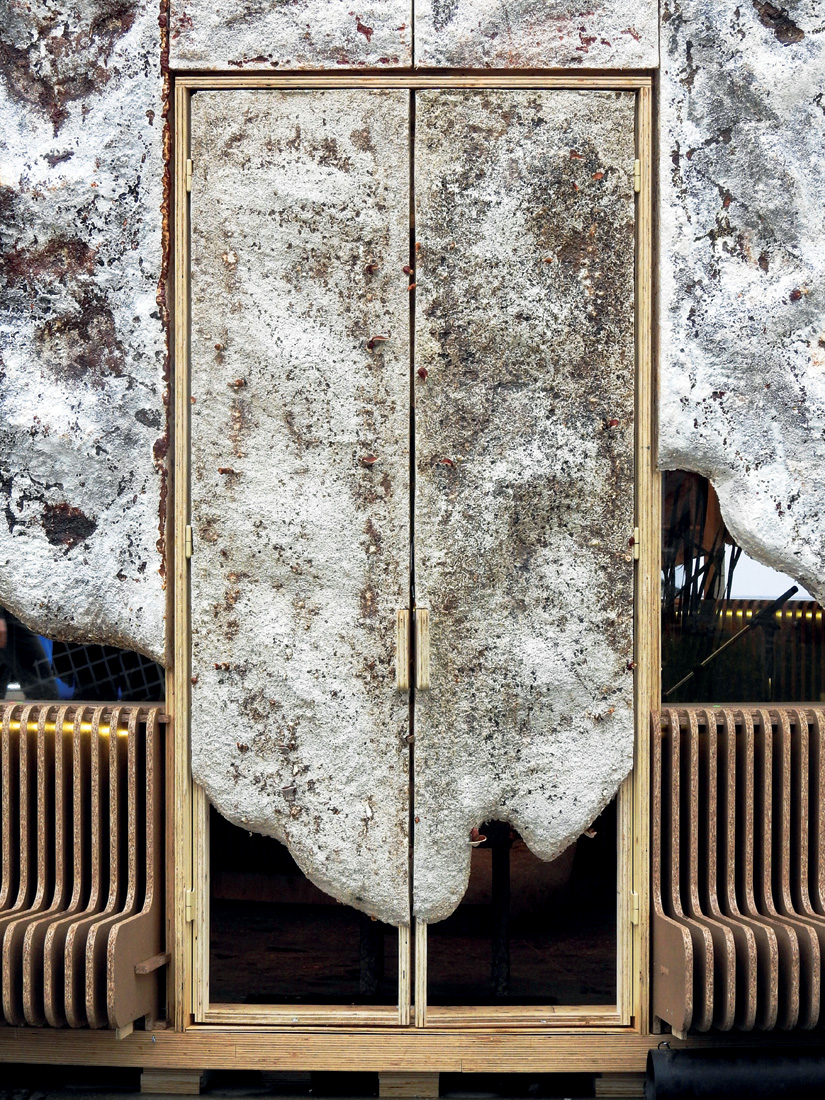 Puerta del Pabellón Creciente cubierta con páneles de micelio diseñados por Krown.bio, 2019. Fotografía de Eric Meander