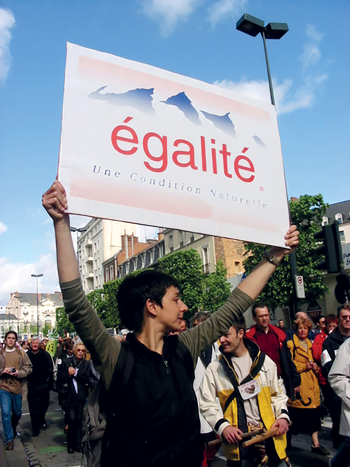 Minerva Cuevas, *Égalité*, 2001, repartición de carteles en manifestación en Rennes, Francia