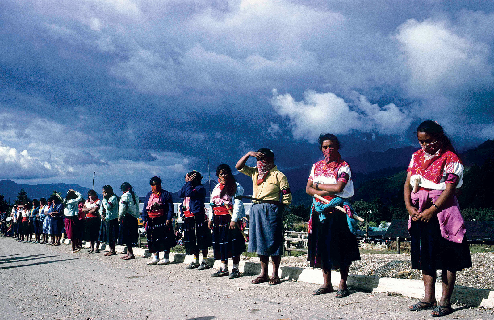 Fila para elegir delegadas en el Encuentro Zapatista de 1996. Fotografía de Julian Stallabrass.