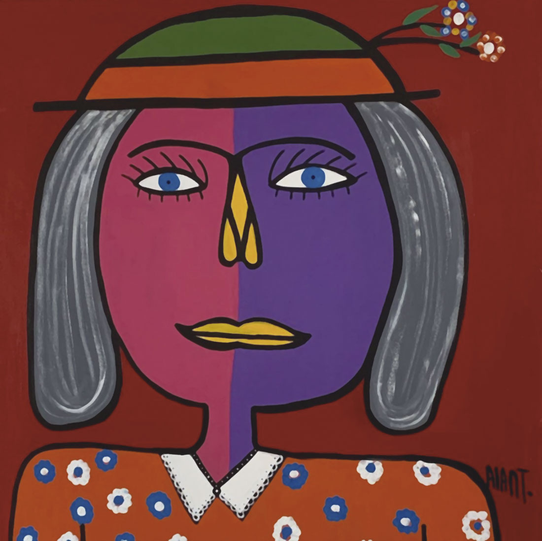 Pintura de una mujer con sombrero verde y naranja con dos flores, la cara tiene de un lado un color rosa y del otro uno morado, a los lados el cabello gris con un vestido rojo con flores azules sobre un fondo rojo oscuro.