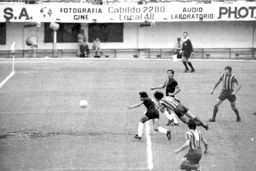 El gol de “palomita” de Aldo Poy ante Newell’s en la semifinal del Campeonato Nacional de 1971. Archivo El Gráfico 