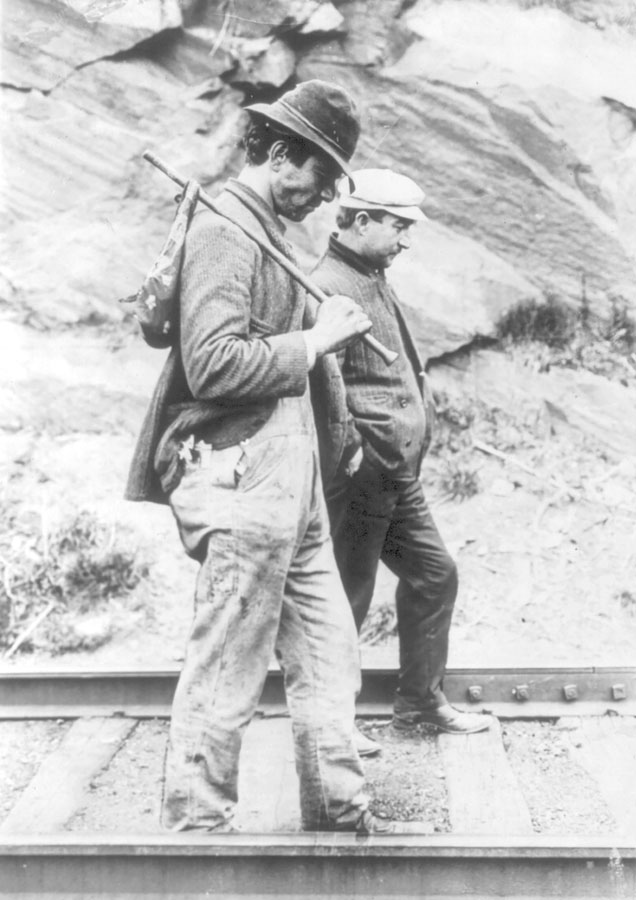 Dos hobos caminando junto a las vías del tren, s.f. Library of Congress