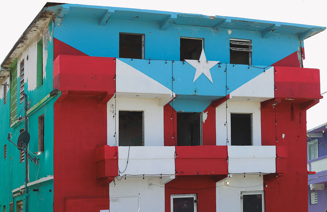 Bandera de Puerto Rico en un edificio en La Perla, 2017. Fotografía de Tate Blessing
