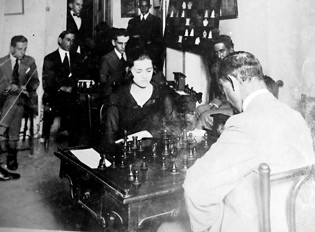 María Teresa Mora Iturralde jugando ajedrez, 1921