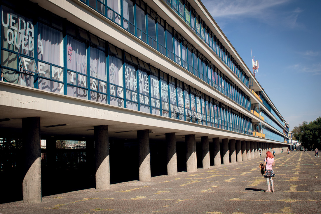 Edificio de la Facultad de Filosofía y Letras de la UNAM con pintas del movimiento feminista, 2020. Fotografía de Trevor Pritchard. Flickr
