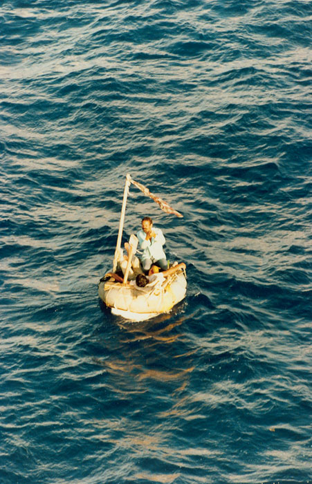Balsa en el mar, 1994. Fotografía de USCG Historian’s Office. Duke University Library/Flickr 