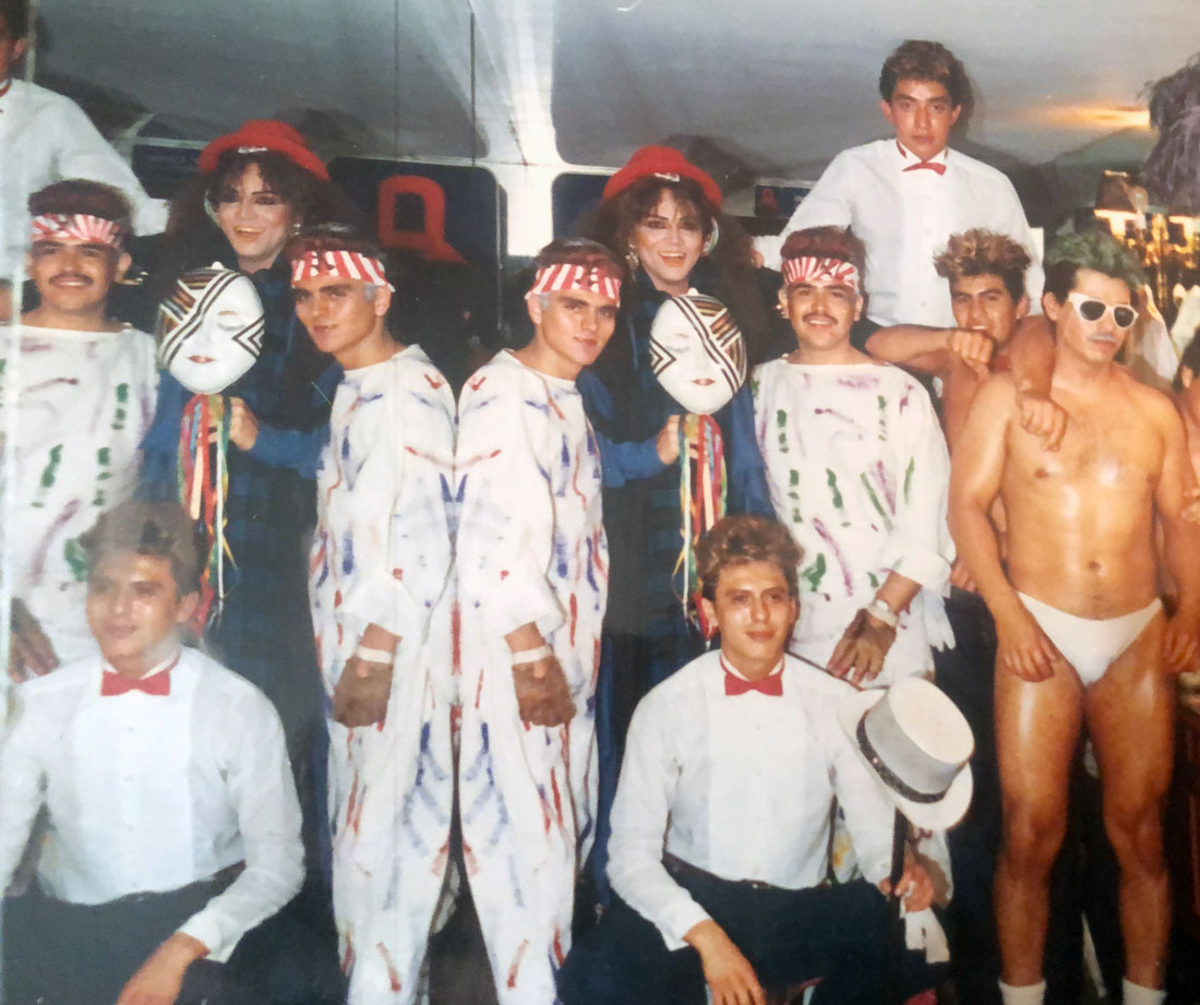 Show del personal del bar El Nueve en la inauguración del Mundial de México 1986. Cortesía de Henri Donnadieu