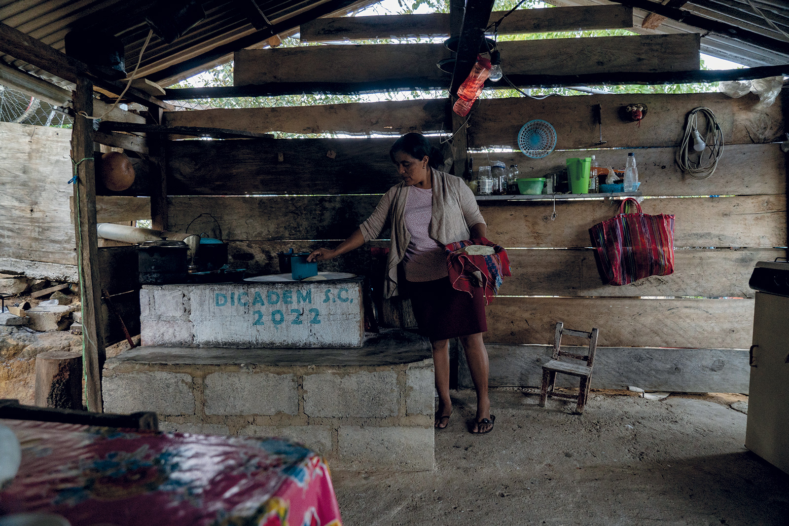 María Luisa vive en la comunidad de Sitalá, en Chiapas, cocina con leña y tiene acceso restringido al agua potable. Fotografía de ©Duilio Rodríguez