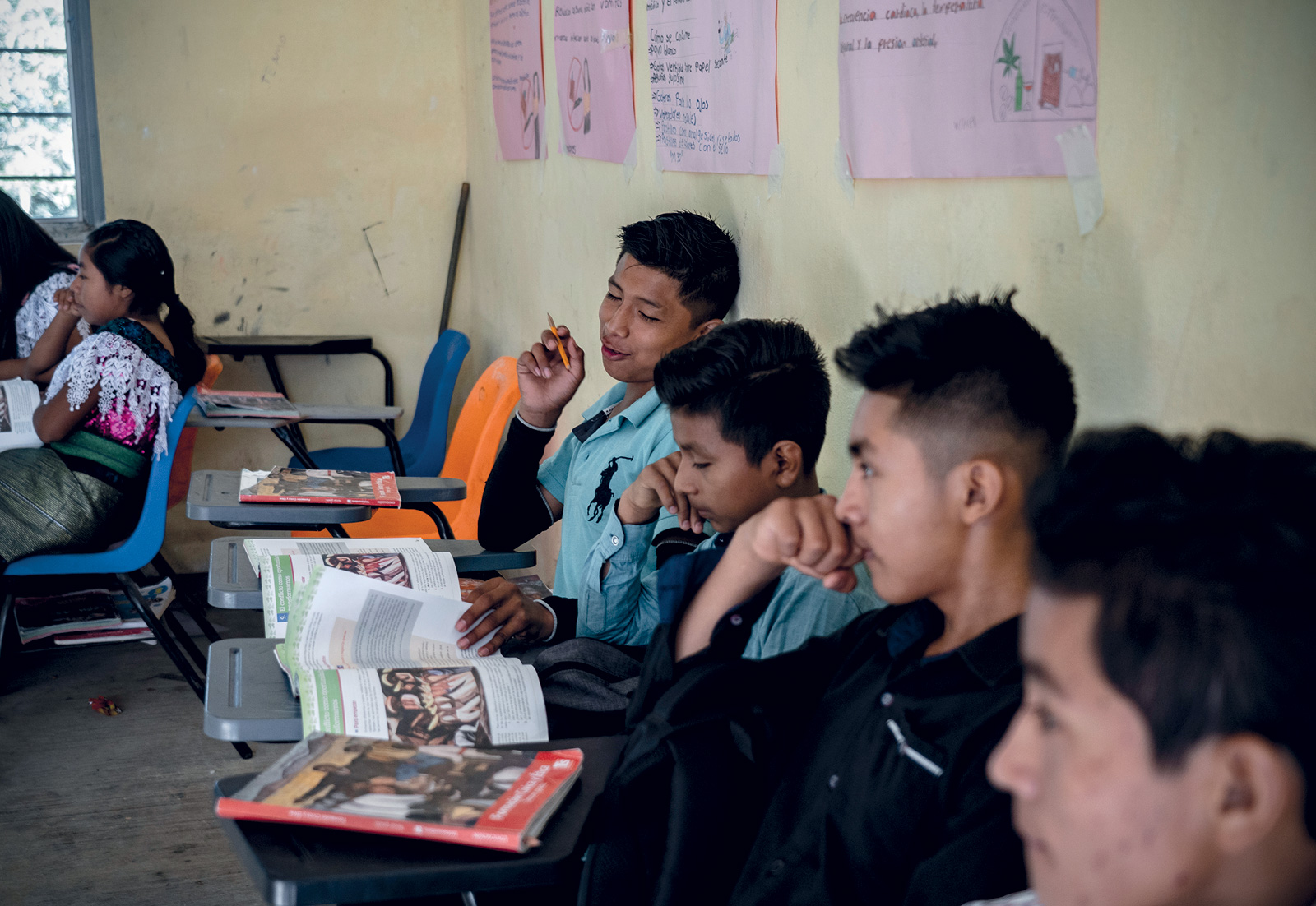 Alumnos de distintos grados estudian en un mismo salón en la escuela rural de la comunidad La Unión, en Chiapas. Fotografía de ©Duilio Rodríguez 