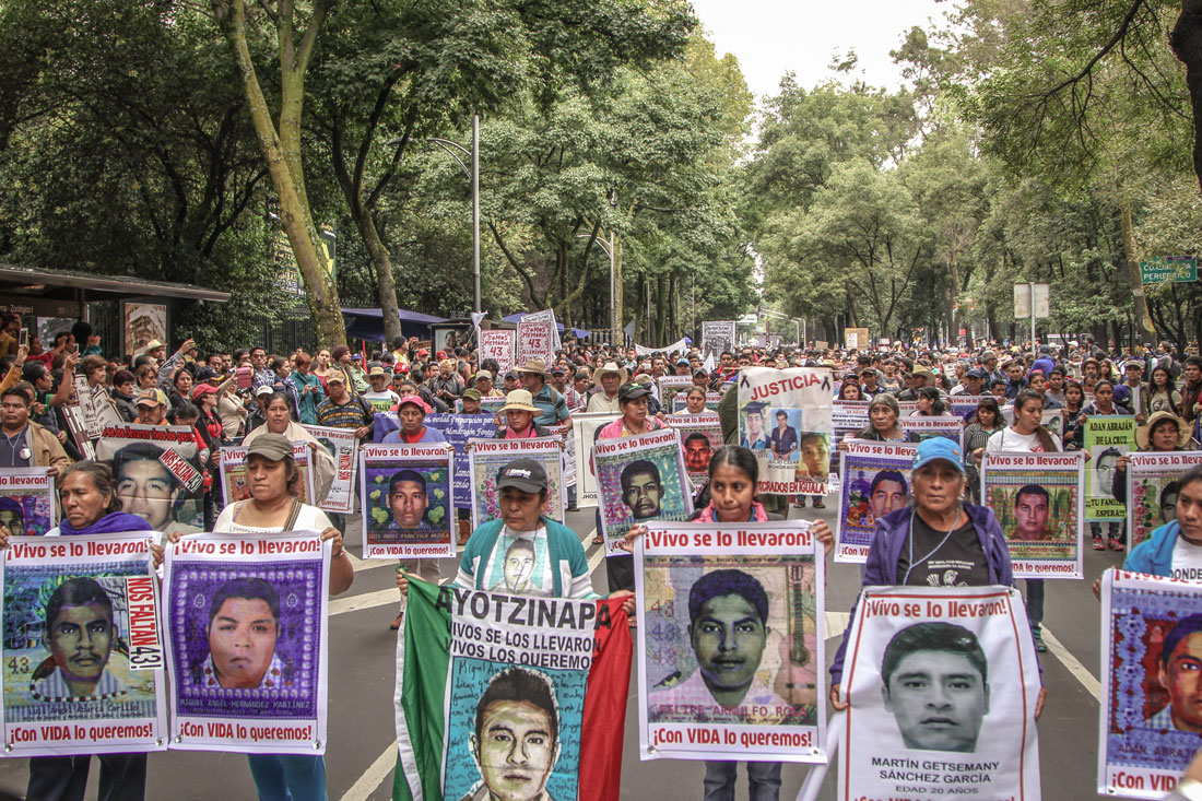Familiares de los 43 normalistas de Ayotzinapa al frente de una marcha, a un año de ocurrida su desaparición. Ciudad de México, 2015. Fotografía de Heriberto Paredes
