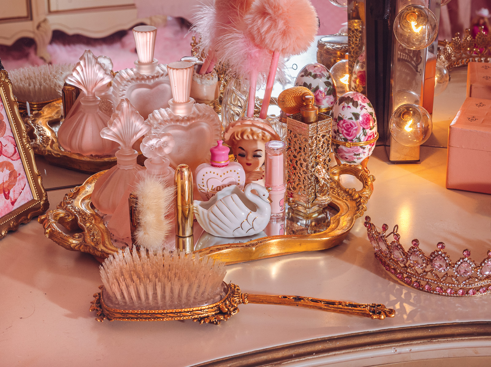 Persia Campbell, Ficheras: *Pink Perfume*, 2023. Imagen cortesía de la artista y de la galería Almanaque