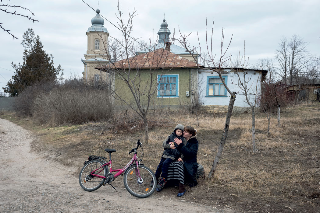 Angela abraza a Arsen, su nieto, afuera de su casa de acogida en Drochia, Moldavia, 2022. Fotografía de ©UN Women/Maxime Fossat. Flickr