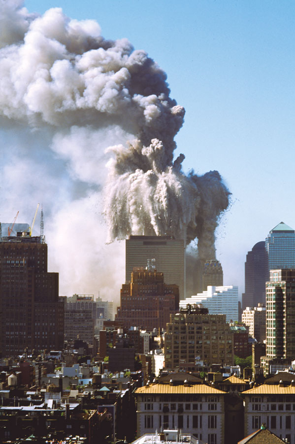 Nueva York, Estados Unidos, 11 de septiembre de 2001. El colapso de la Torre I del Wall Trade Center, vista desde un techo cerca de Washington Square Park y Fifth Avenue. Fotografía de Steve McCurry. Magnum Photos ©