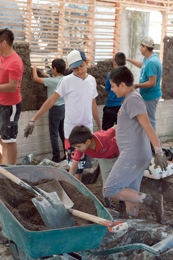 Niños preparando mezcla de barro para bahareque en el Centro Comunitario Xantetelco en Morelos, 2019. Fotografía de Gerardo Aznar. Cortesía del artista