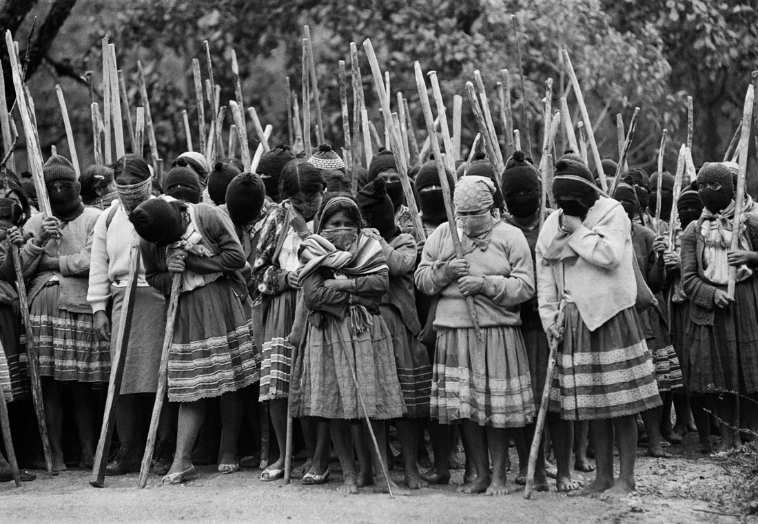 Mujeres protestando con palos por la presencia del ejército en el pueblo de Yalchiptic Altamirano, Chiapas. 2 de enero de 1998