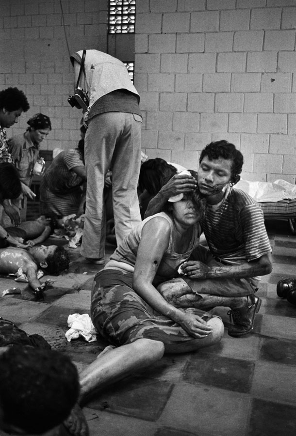 Dos hermanos heridos durante los combates entre la guerrilla y el ejército son atendidos en un gimnasio habilitado como hospital de la Cruz Roja. Managua, Nicaragua. Junio de 1979
