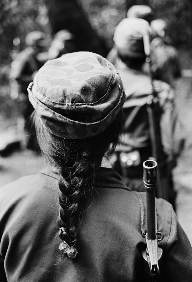 Una guerrillera de la Organización del Pueblo en Armas (ORPA) durante los entrenamientos de la mañana. La mayoría de los combatientes eran mujeres y hombres de origen mame y quiché, grupos originarios de la región del país. Guatemala, junio de 1982