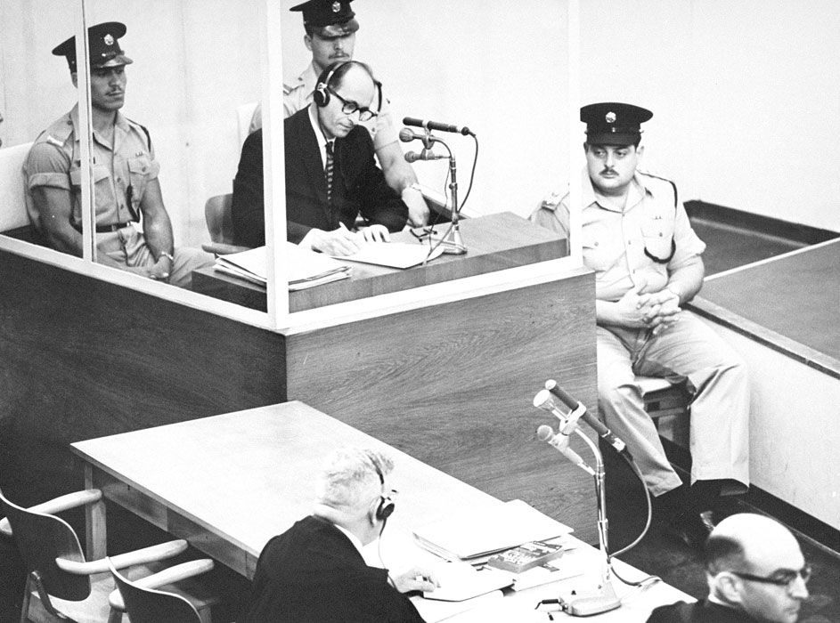 El acusado, Adolf Eichmann, toma notas durante su juicio en Jerusalén, 1961. United States Holocaust Memorial Museum/ Israel Government Press Office 