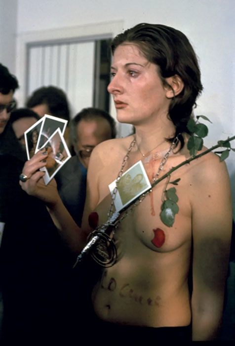 Marina Abramović durante el performance *Rythm 0*, Nápoles, 1975. Fondazione Morra