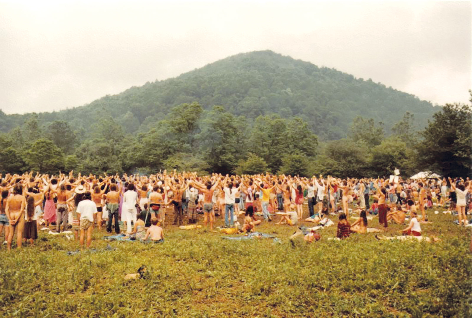 Círculo del Ohm, Rainbow Gathering, West Virginia, 1980. Fotografía de Sarov702