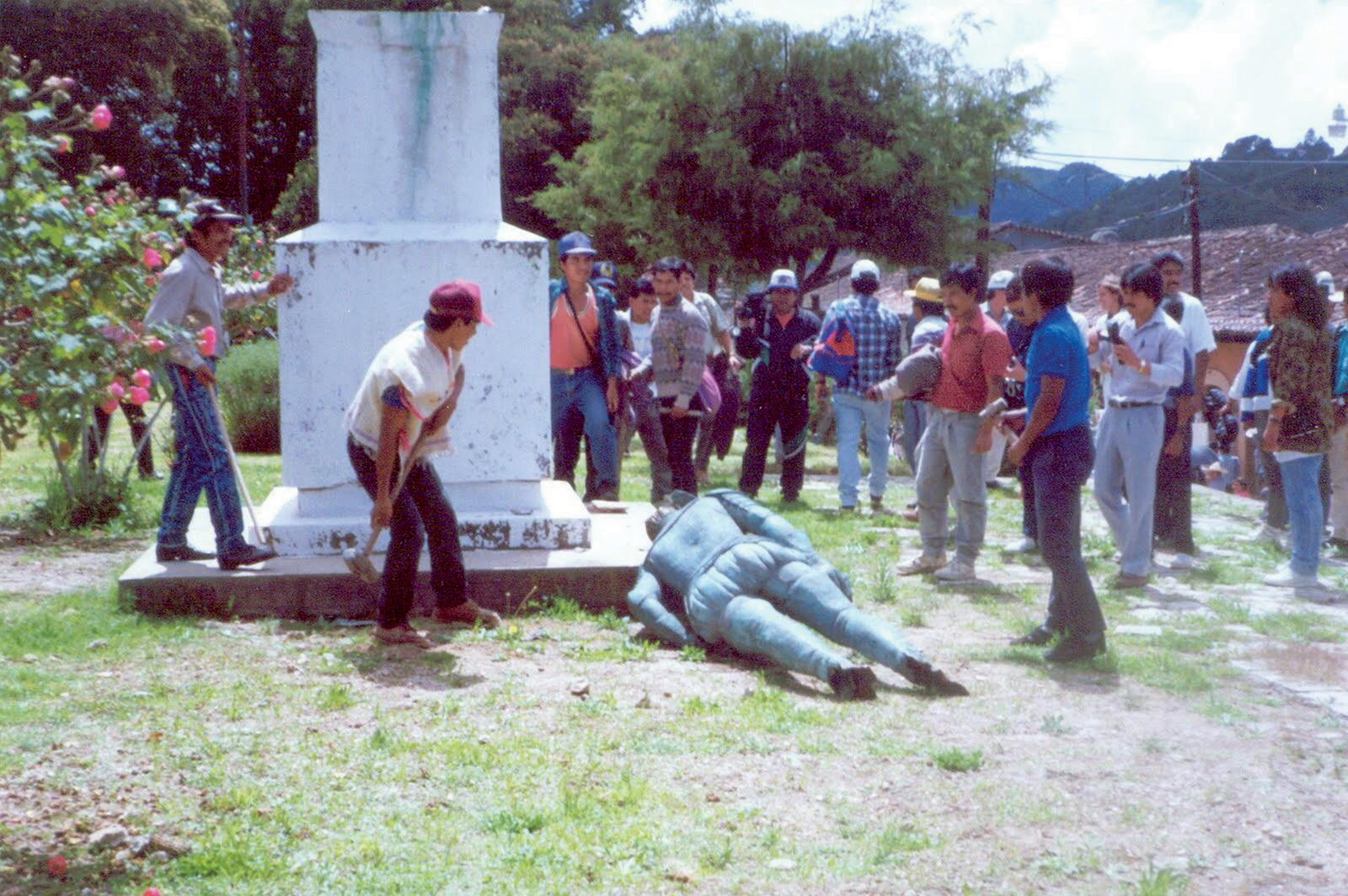Derriban la estatua de Diego de Mazariegos en San Cristóbal de las Casas, 1992. Archivo General Histórico del Estado de Chiapas