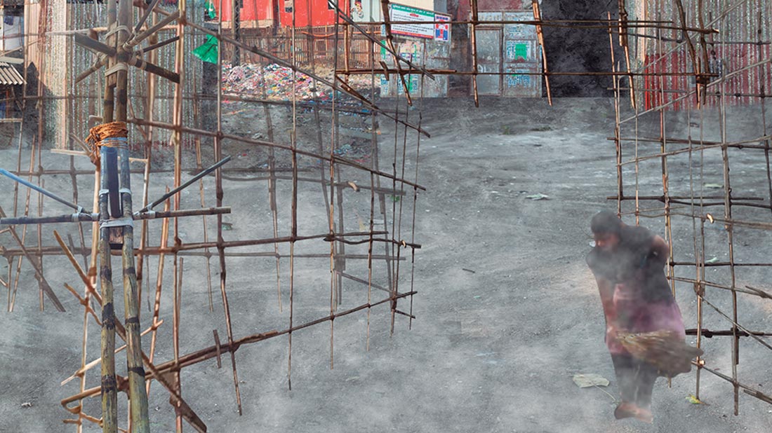 Home and the World, 2015. Hybrid film, (corredor de Ray’s Ghare Baire, piso de mosaico, piso de tierra, mujer moviéndose hacia delante, árbol caído, flamboyán y baniano, owlgoat, polvo, pavorreal, objetos efímeros de Bombay, escoba, bamboo andamios, arco de lámina, oropel, madera), video HD monocanal, 5’12’’