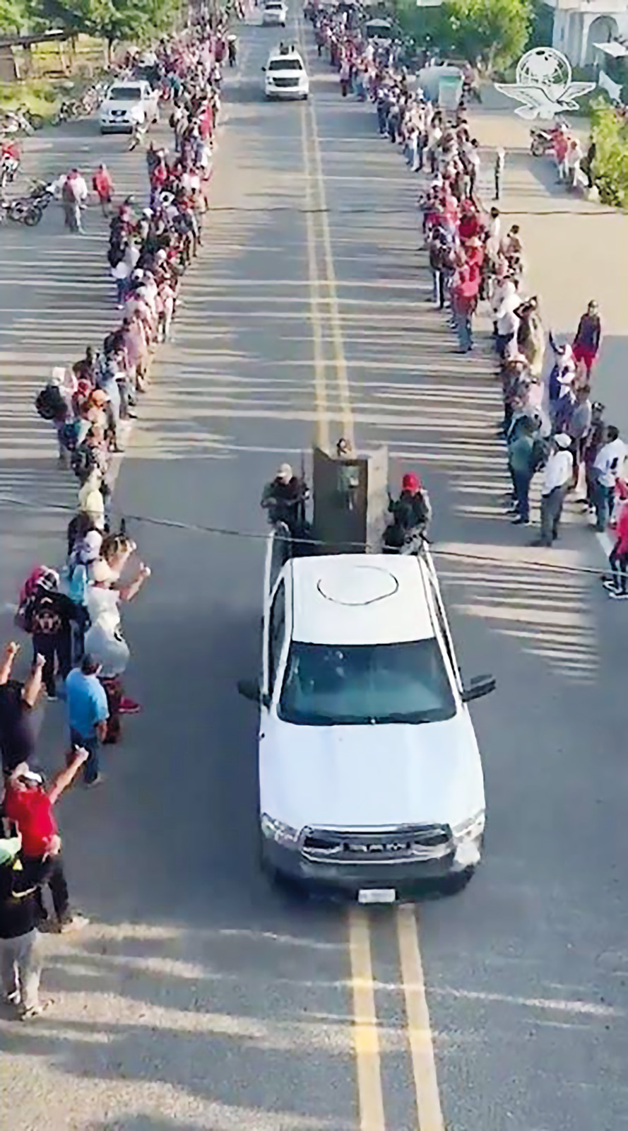 Pobladores de Chiapas vitorean el paso de un convoy del cártel de Sinaloa. Captura de pantalla del video que circula en redes