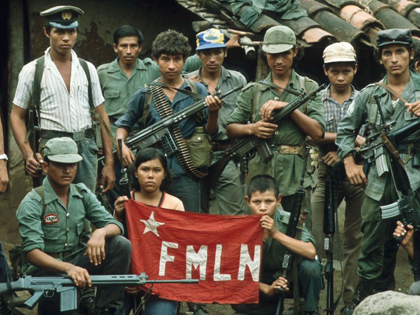 Combatientes del Frente Farabundo Martí de Liberación Nacional durante la guerra civil en El Salvador, 1983