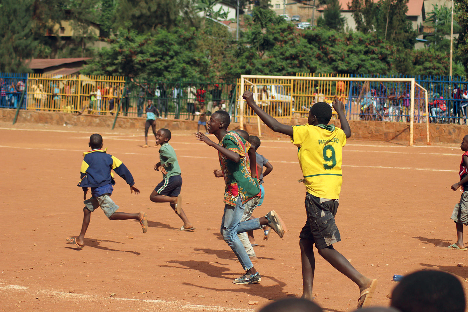 Niños jugando futbol en el centro de integración juvenil Maison De Jeunes Kimisagara, en Kigali, Ruanda, 2017. Fotografía de Janik Skorna 