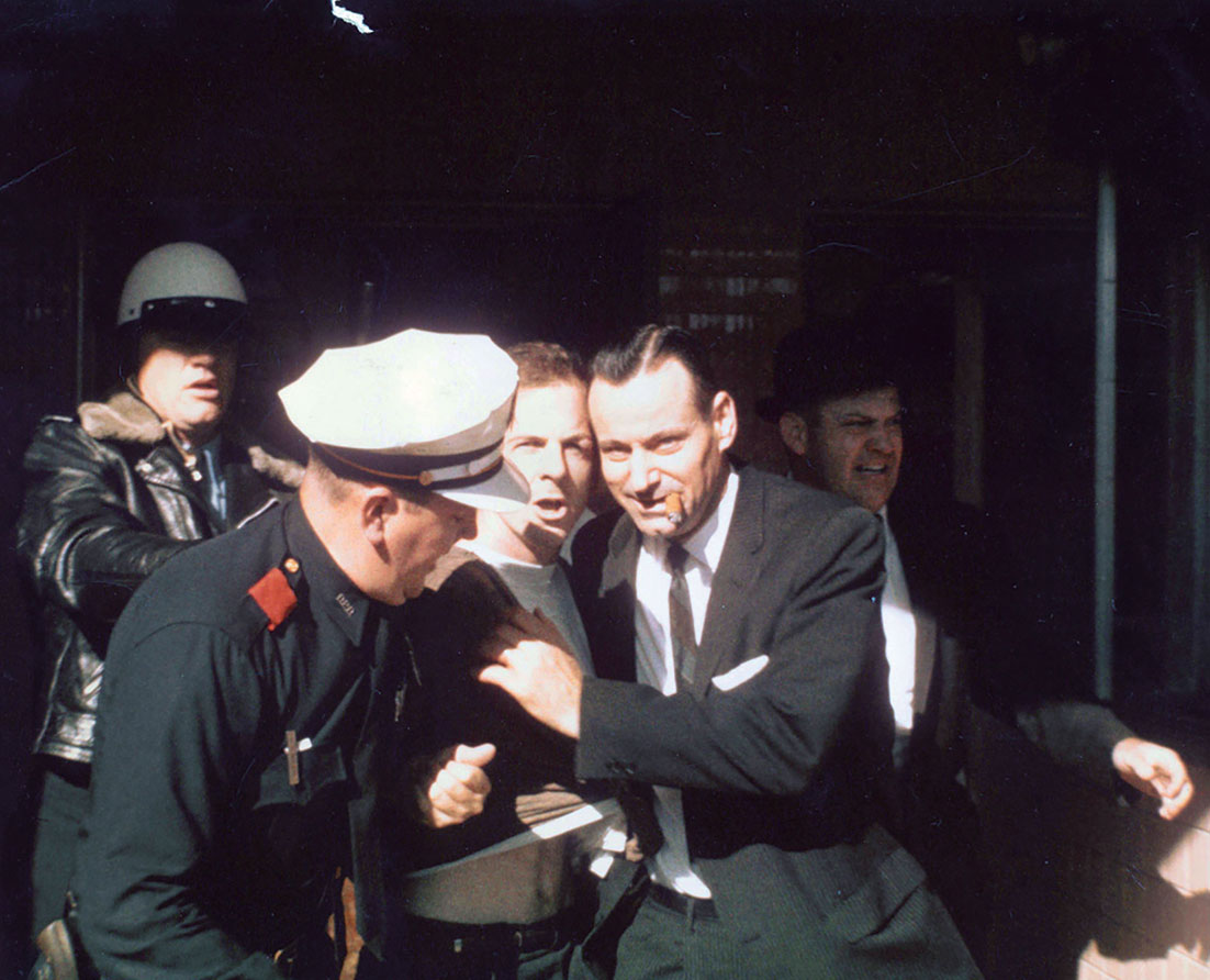 Lee Harvey Oswald es arrestado en el Teatro Texas, 1963. History Matters Archive