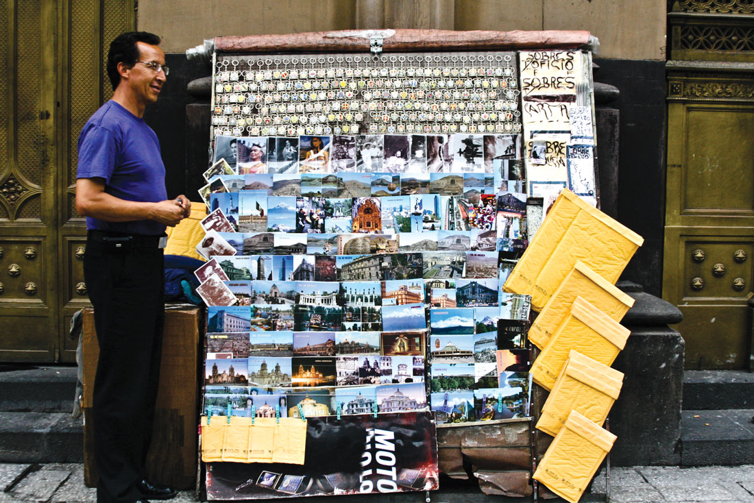 Venta de postales, Ciudad de México. Fotografía de Alejandro de la Cruz