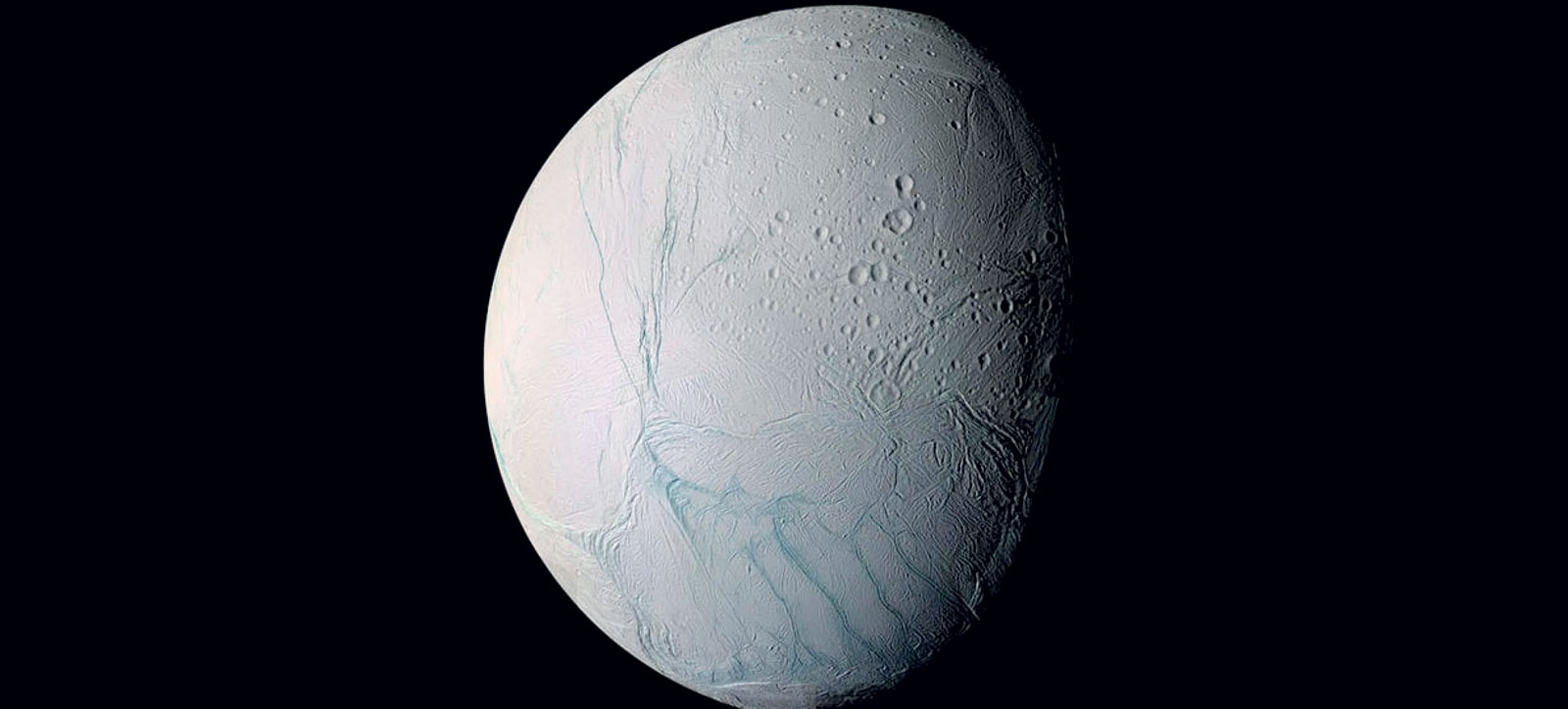 En 2005 la nave espacial Cassini, de la NASA, tomó imágenes de Encélado que muestran largas fisuras en su polo sur que permiten al agua del océano subterráneo escapar hacia el espacio. NASA/JPL-Caltech/Instituto de Ciencias del Espacio